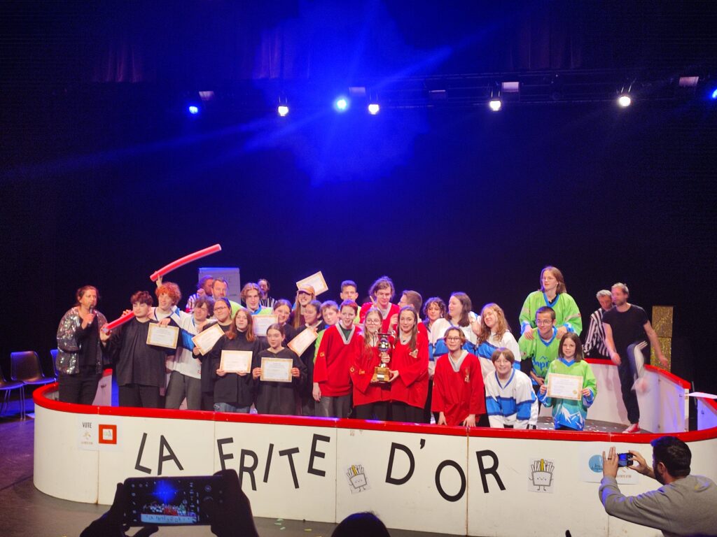 les équipes d'impro de la frite d'or dans la patinoire